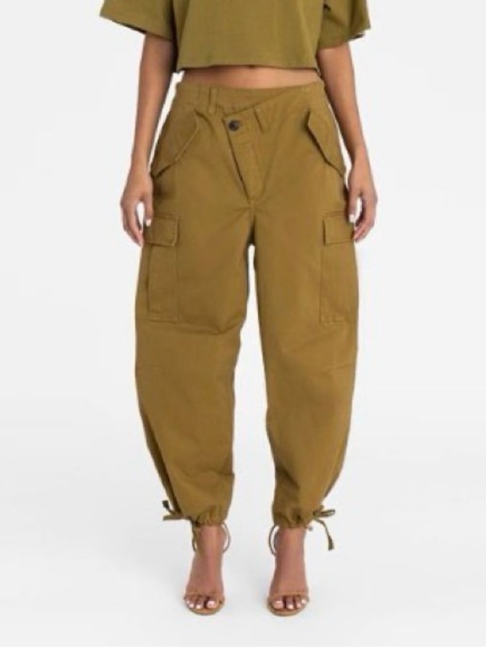 KBB by KAHLANA Women's Mid-Rise Straight Leg Tan Cargo Jogger
Medium
NWT